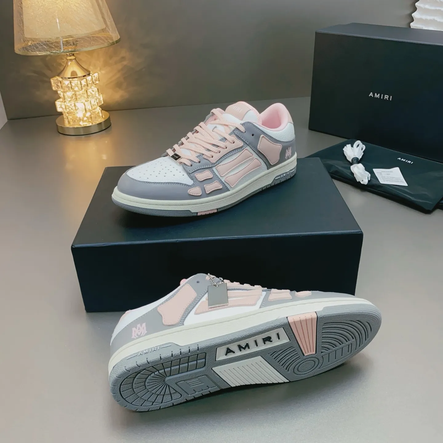 p580🐮🐮AMIRI Couple Style👑 The latest The Pacific Series Couple Style💀🦴Bone Stars Casual Sports Shoes Skateboard Shoes✔️ AMIRI's Pacific shoes are a sneaker that combines luxury and street style. Many celebrities and Internet celebrities have the same style. Its design and workmanship are very exquisite. Made of high-grade cow leather, soft to the touch and highly durable. 💎Fabrics: Original custom imported first-layer cowhide 💎Inner lining: Original customized breathable mesh 💎Foot: Original injection molded one-piece, comfortable, wear-resistant and not tiring for feet 💎Outsole: Original 1:1 molded three-color sole Original outsole 💎Sole thickness: 3CM 💎Size: Female 35-40 Male 39-46 💎Price; Top version 👑Special remarks Remark: (Female size 34 40 . Men's sizes 38 45 46 are customized and cannot be returned or exchanged. Please note when ordering! Thank you🤝🤝